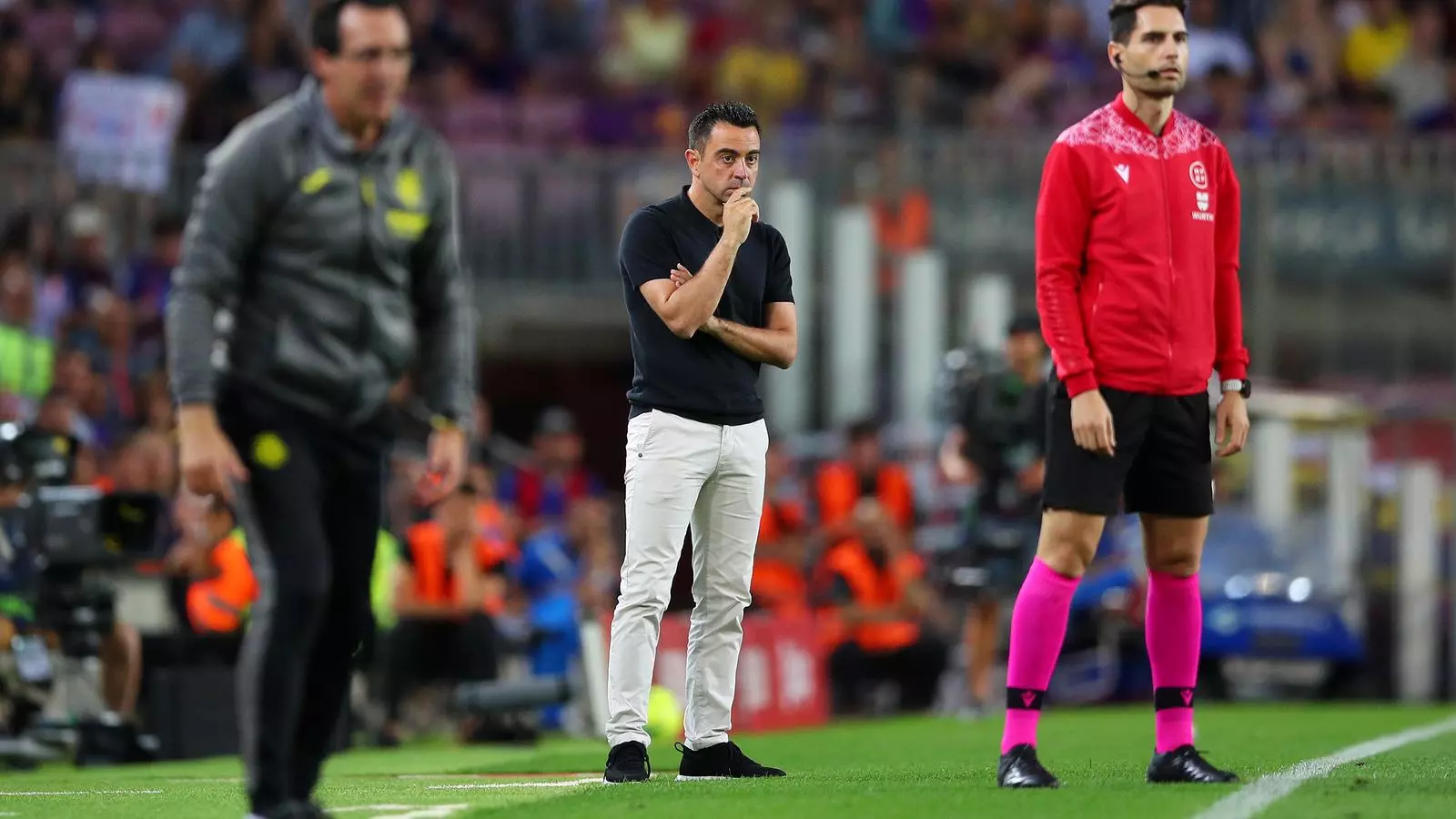 Xavi Hernández, pensatiu durant el Barça - Vila-real