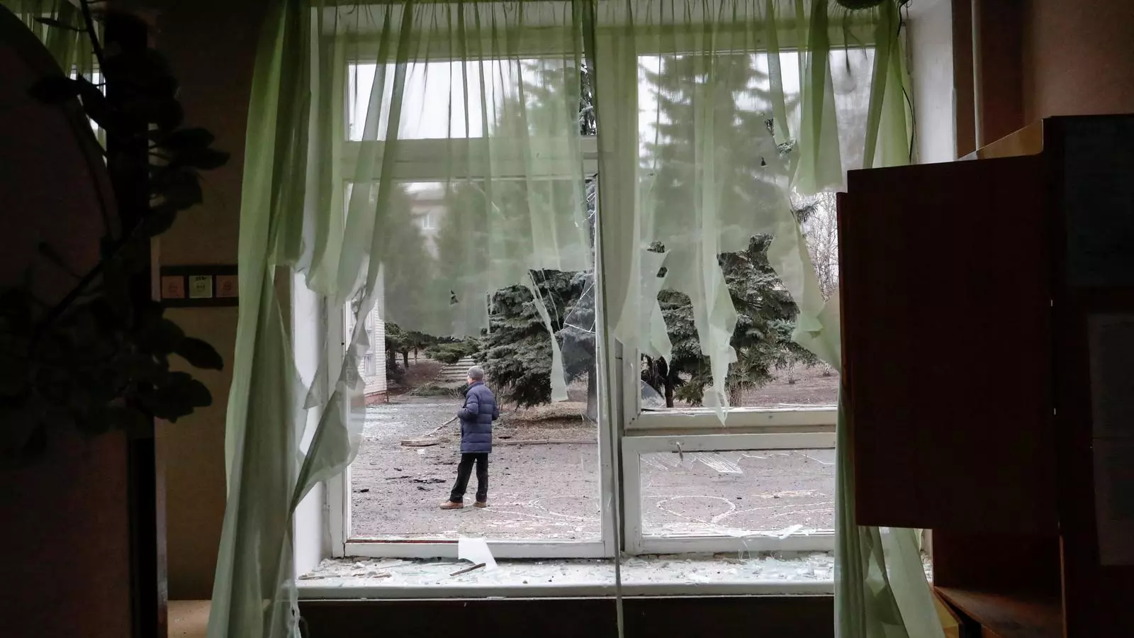 Vista del interior de un edificio escolar, que según los locales fue dañado por los bombardeos recientes, a la ciudad controlada por los separatistas de Horlivka (Gorlovka) en la región de Donetsk