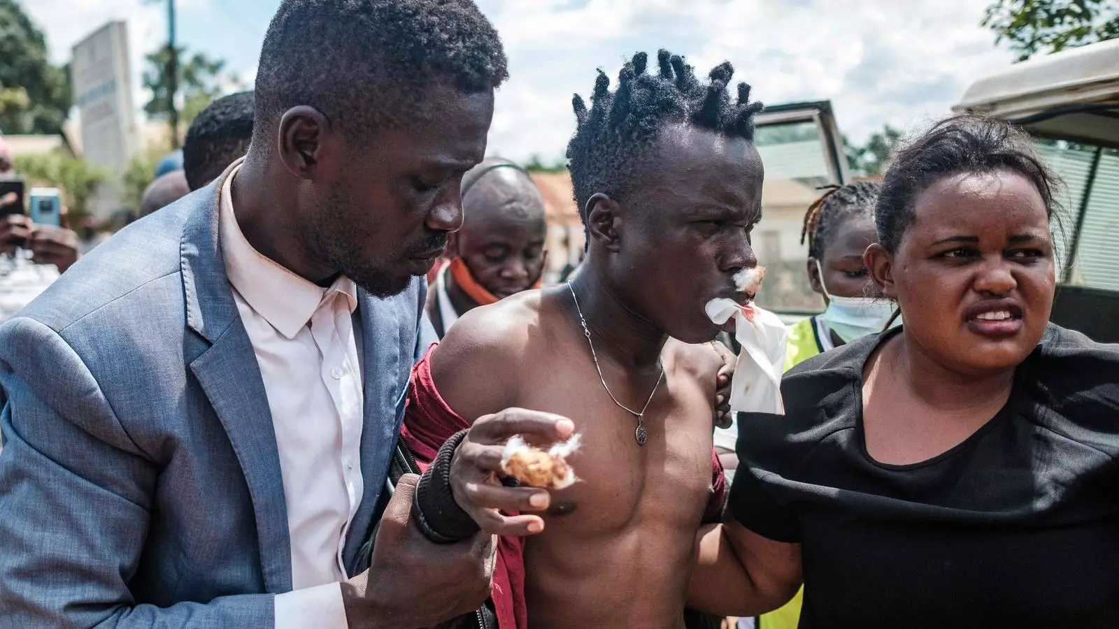 Bobi Wine (a l'esquerra) acompanya el seu productor, Dan Magic, a un hospital de Kayunga (Uganda) després que fos ferit per la policia