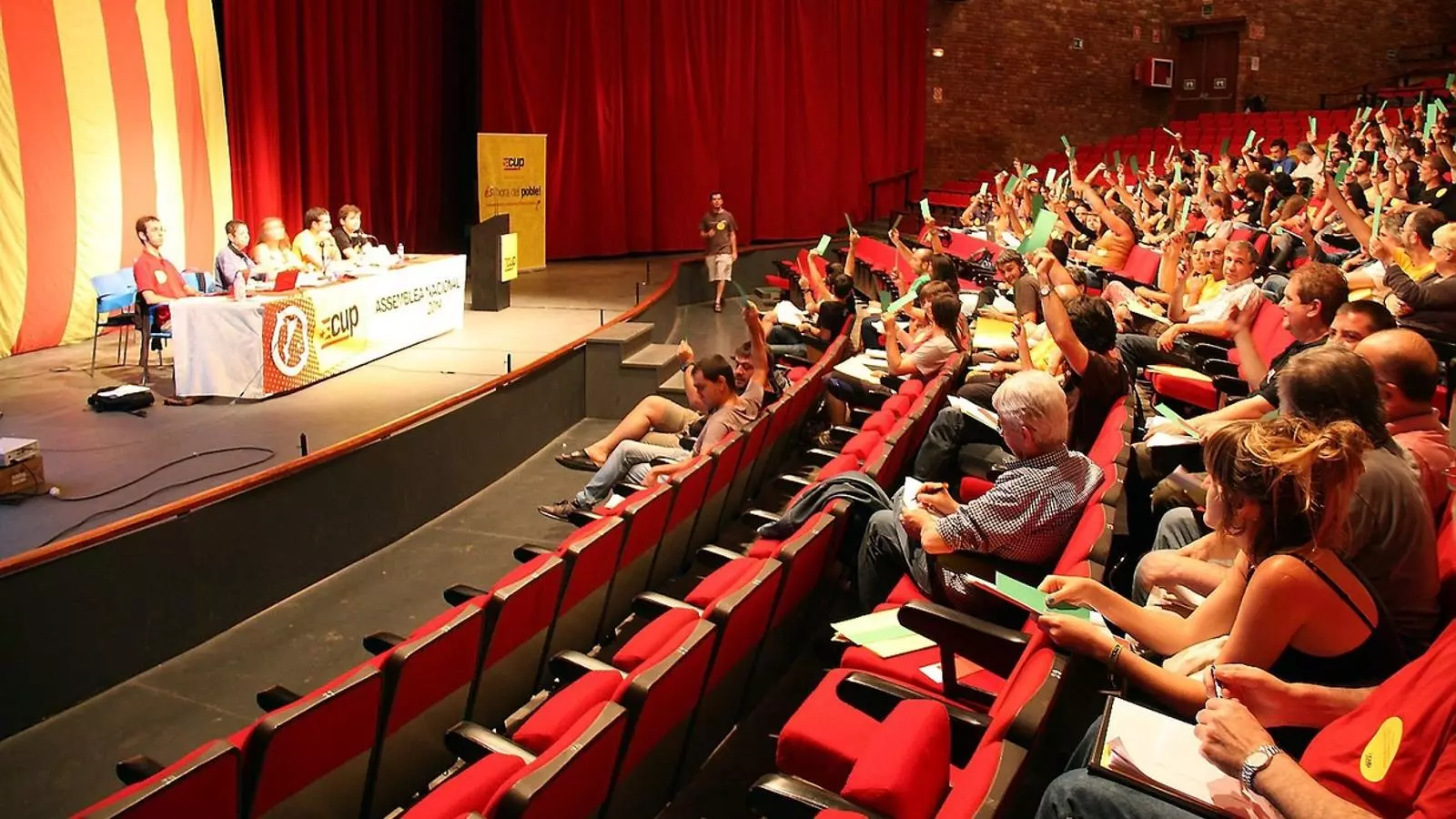 UNA CANDIDATURA QUE S’ESTÀ TREBALLANT DES DE FA UN ANY
La CUP va fer fa un any l’última assemblea nacional a Cervera, on va apostar per liderar la candidatura plural rupturista i independentista que ha articulat entorn de la Crida Constituent, que està acabant de llimar els últims detalls per al 27-S.