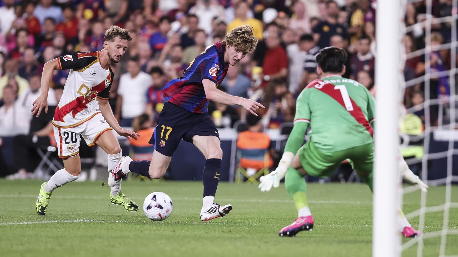 Anthony Gordon en acción durante el partido de liga contra el Rayo Vallecano.