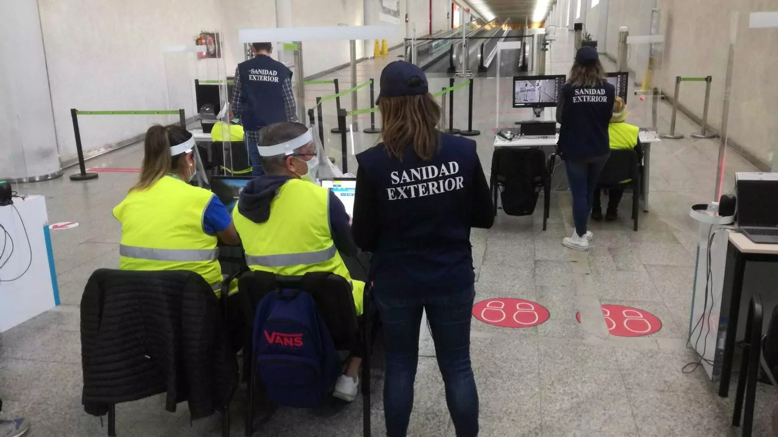 Controls de viatgers a l'Aeroport de Palma en el primer dia de vigència del decret que obliga portar una PCR