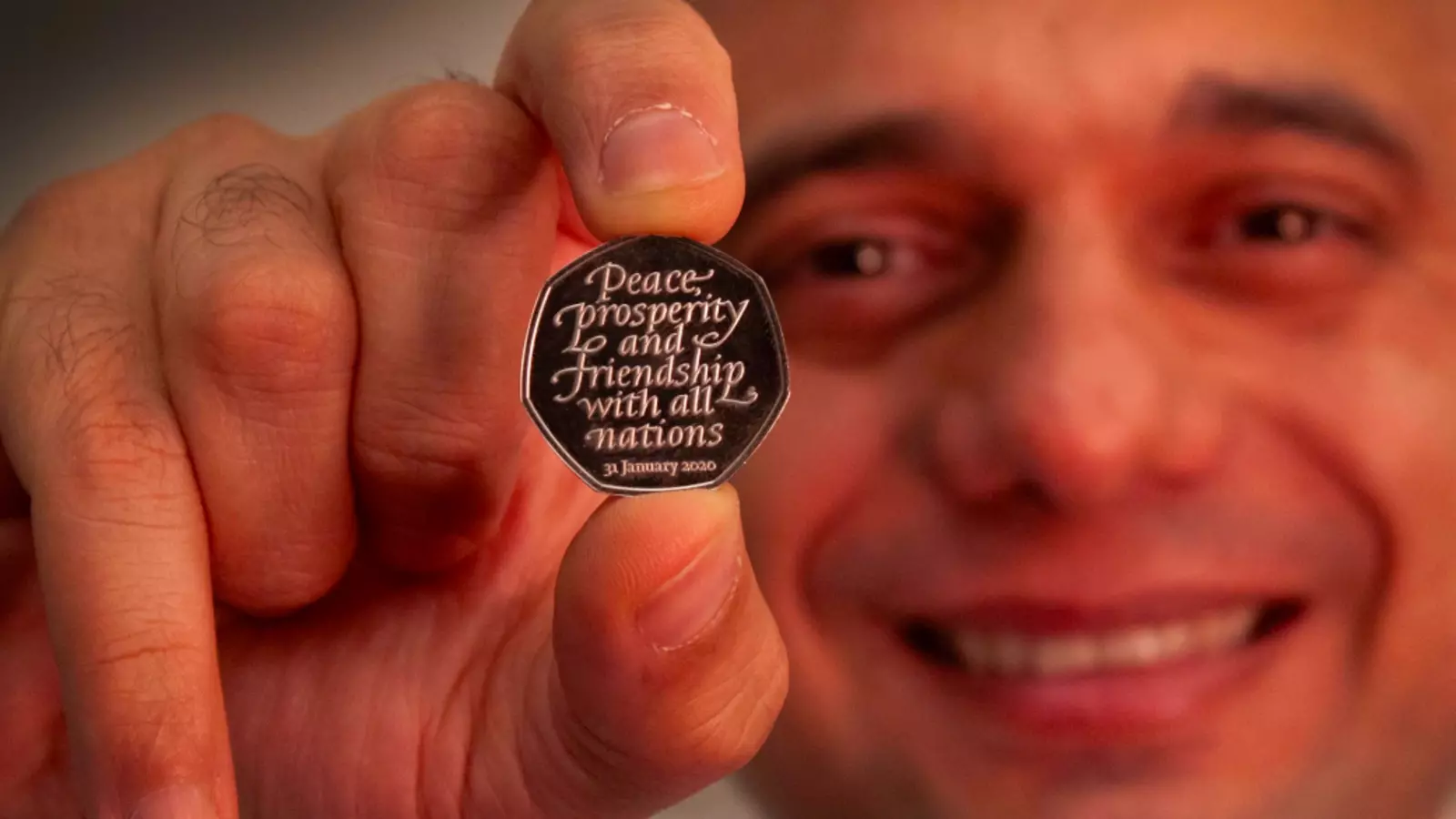 El ministre del Tresor, Sajid Javid, mostra a les seves mans la polèmica moneda de 50 cèntims de lliura, commemorativa del Brexit