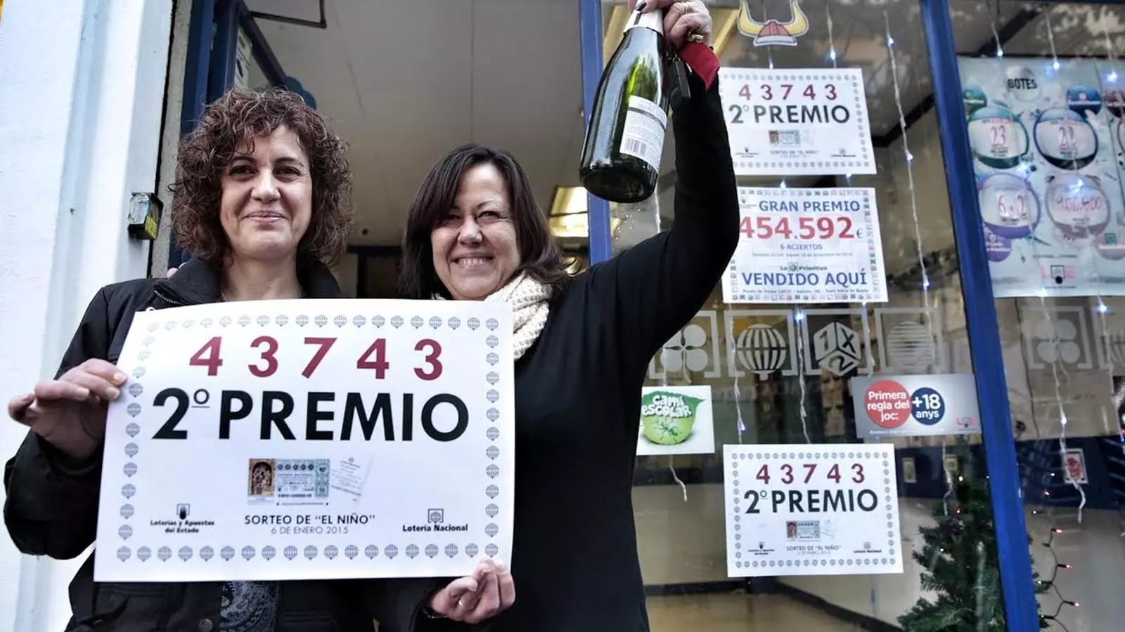 Isabel i Herminia Meseguer, administradores que han venut el segon premi a Sant Adrià del Besòs / PERE VIRGILI