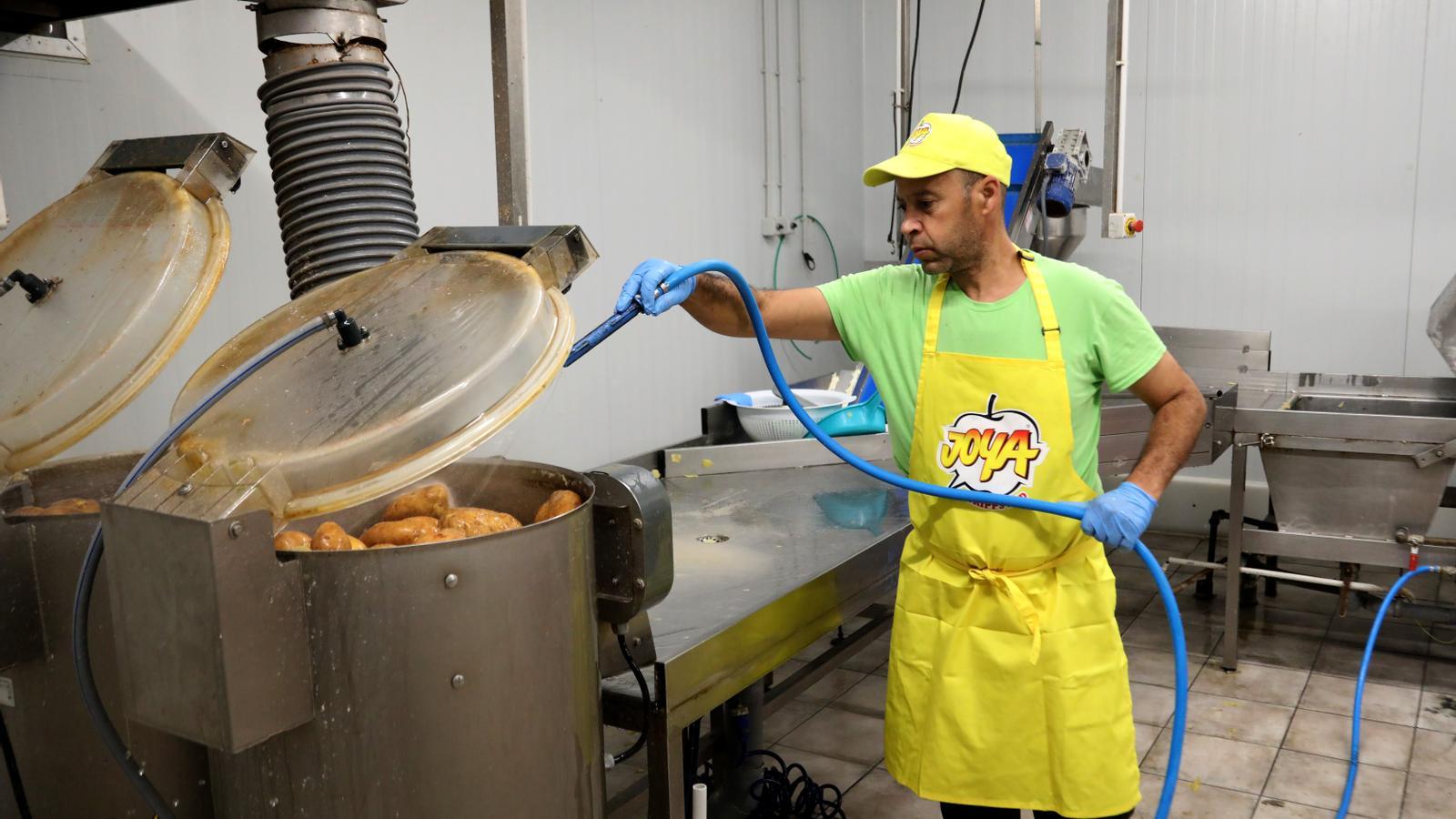 Un trabajador en las Islas Baleares.