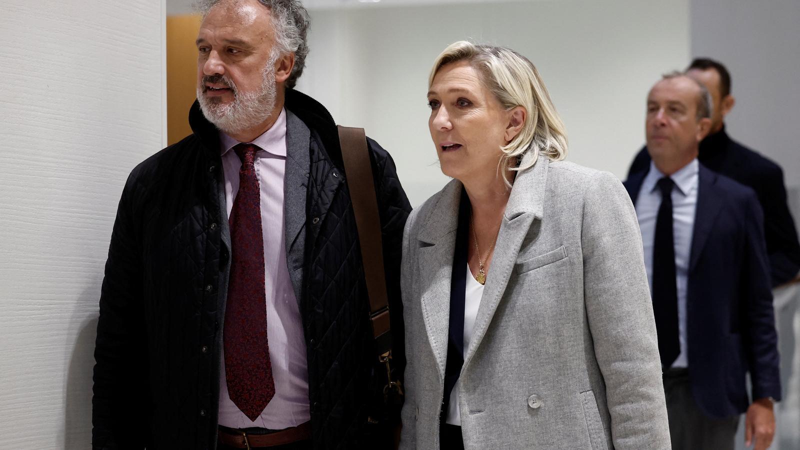 Marine Le Pen al llegar hoy al tribunal de París que juzga a su partido por malversación de fondos del Parlamento Europeo.