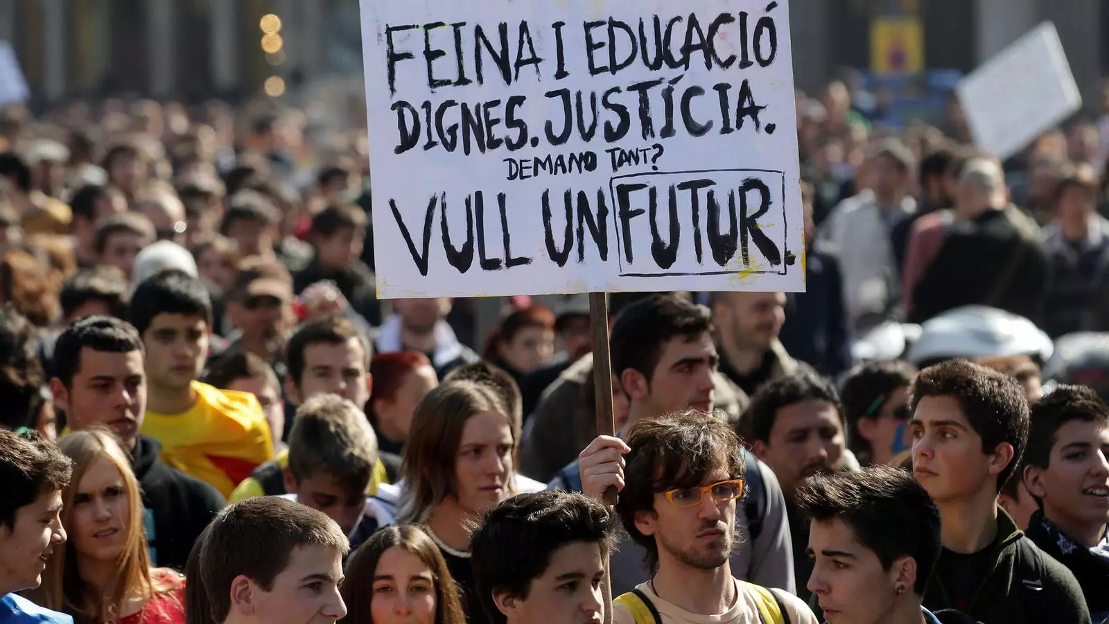Una manifestació d'estudiants amb referències explícites a la feina i l'educació.