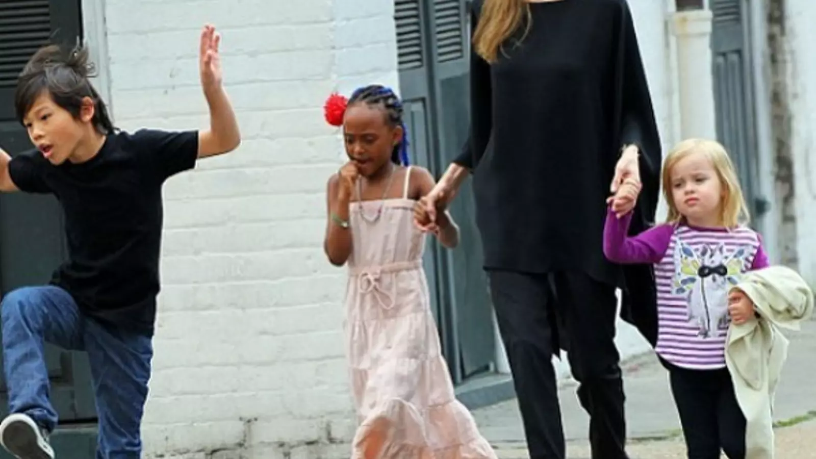 Angelina Jolie amb tres dels seus fills