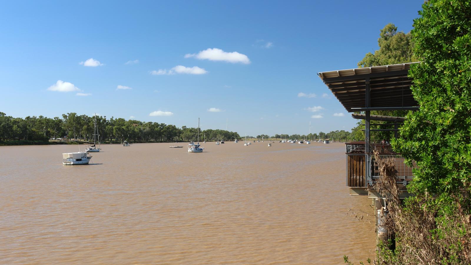 Barcos y yates anclados en las amplias y marrones aguas del río Fitzroy en Rockhampton, Queensland, Australia