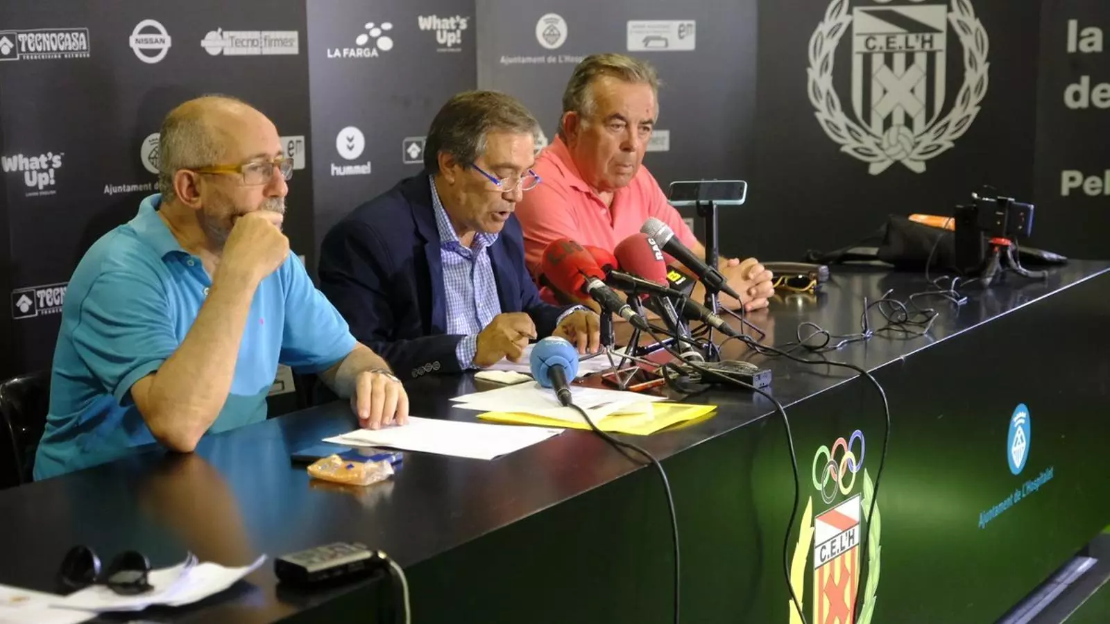 Santi Ballesté, al centre, és el president del CE l'Hospitalet
