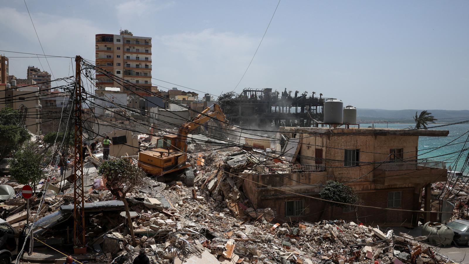 Una excavadora saca los escombros de un edificio afectado por un ataque israelí en Tiro, al sur del Líbano.