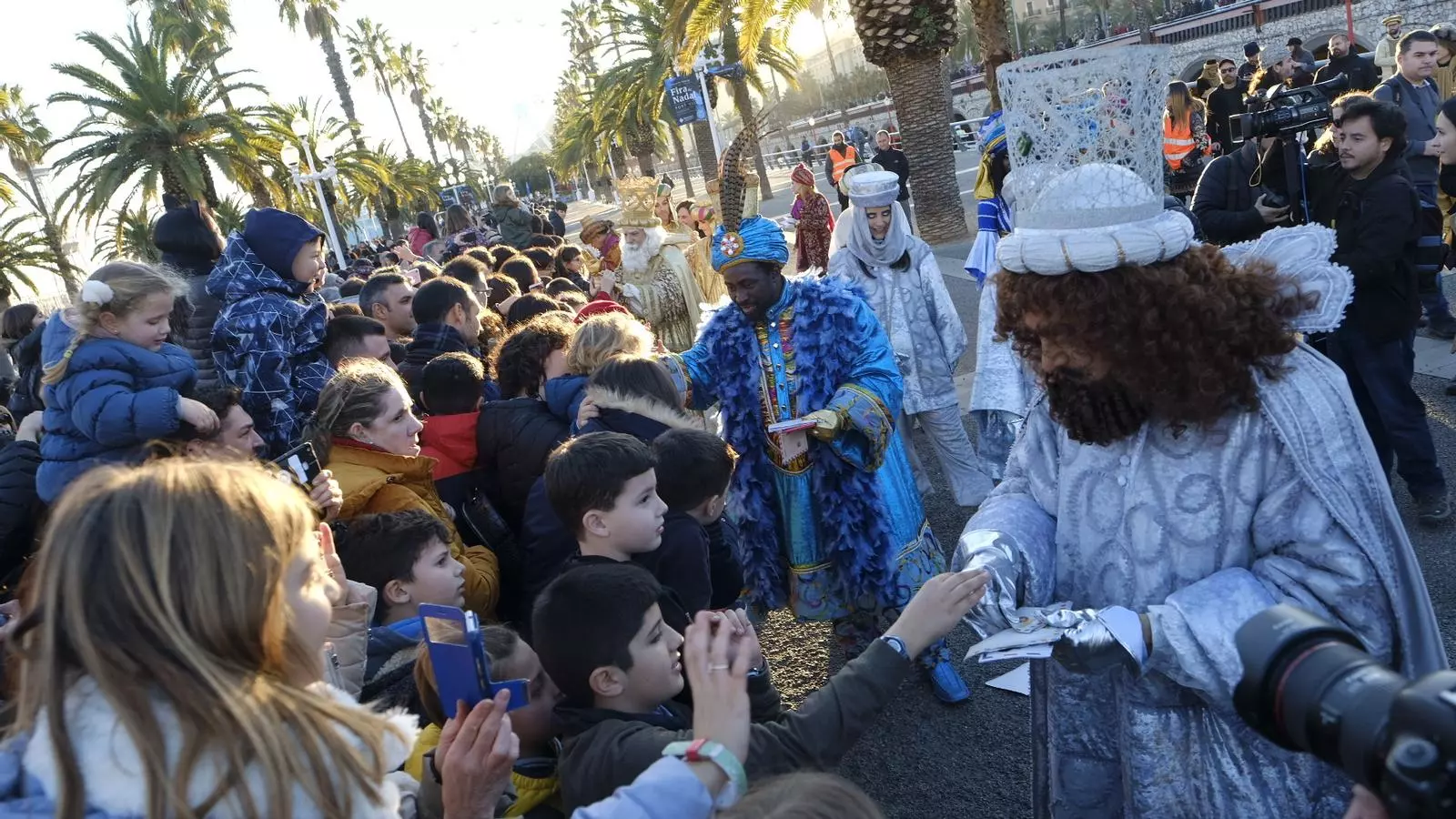 Melcior, Gaspar i Baltasar al Moll de la Fusta saludant els infants