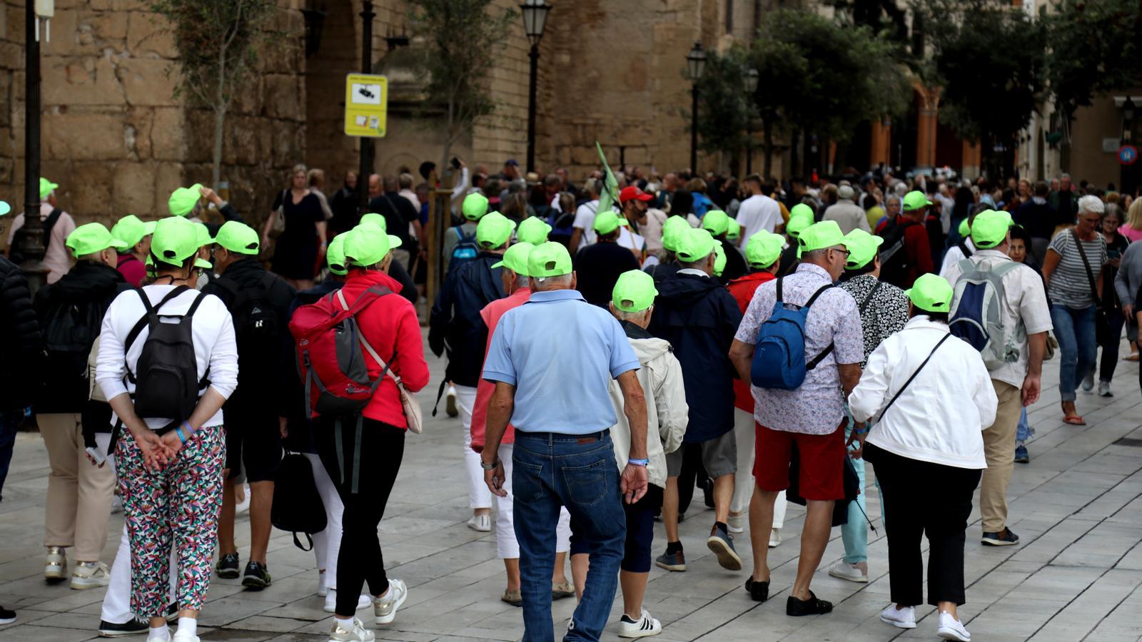 Masificación turística en las calles del centro de Palma.