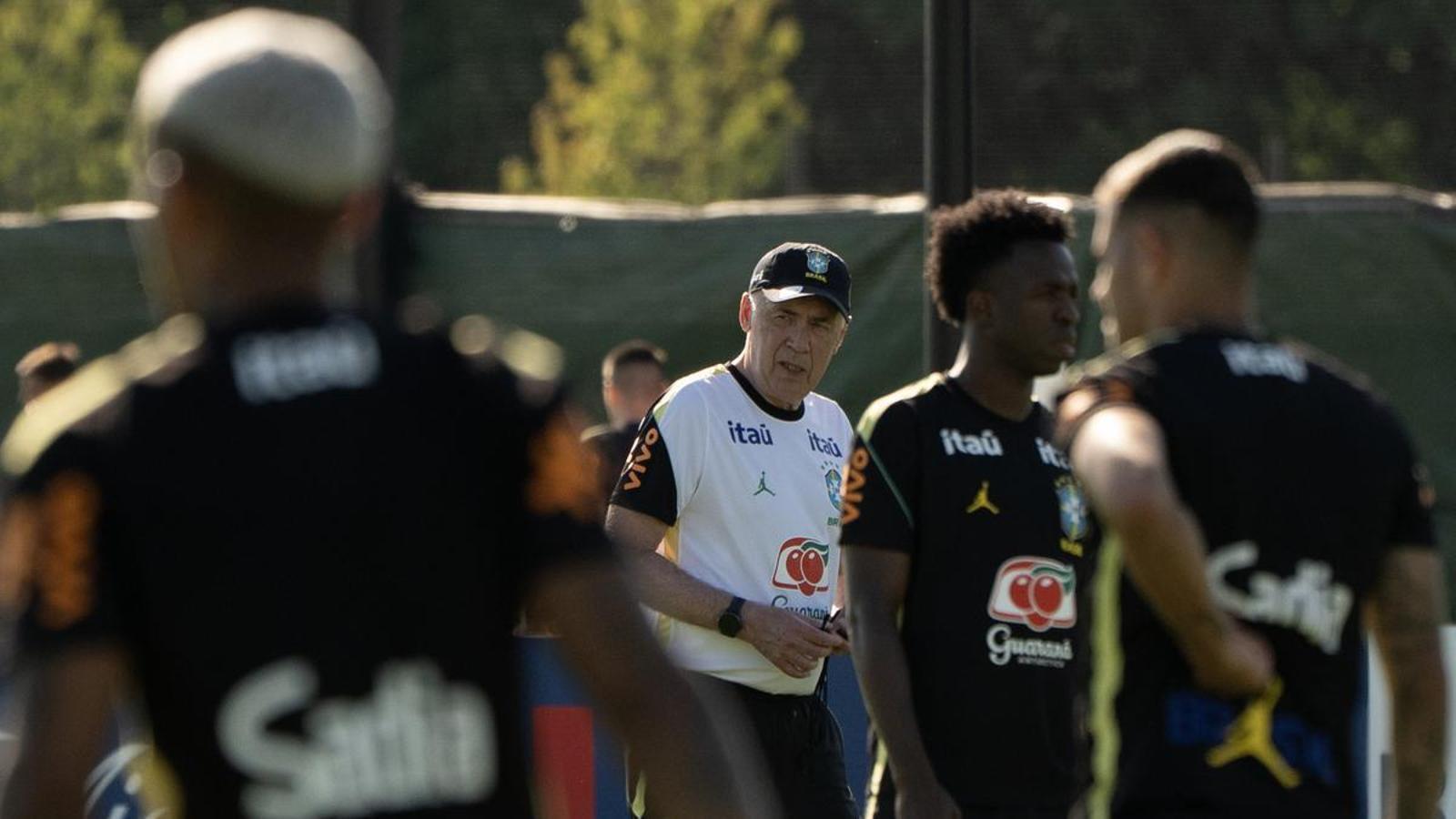 Carlo Ancelotti, dirigiendo un entrenamiento de Brasil