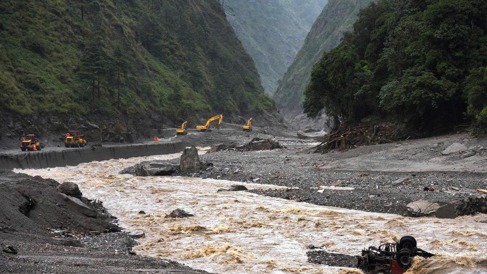 Excavadoras y cargadoras en plena faena mientras los equipos de rescate reparan una carretera que conduce al puerto de Gyirong después de un deslizamiento de barro, en el condado de Gyirong (Shigatse, Región Autónoma del Tíbet, China), el 28 de agosto del 2026.