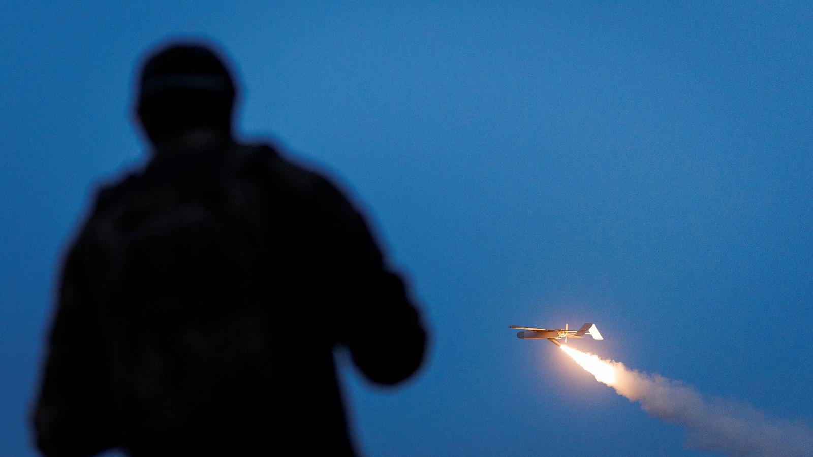 Un soldado de las Fuerzas Armadas de Ucrania, observa un dron de ataque de largo alcance FP-1, mientras se eleva para una misión de combate.