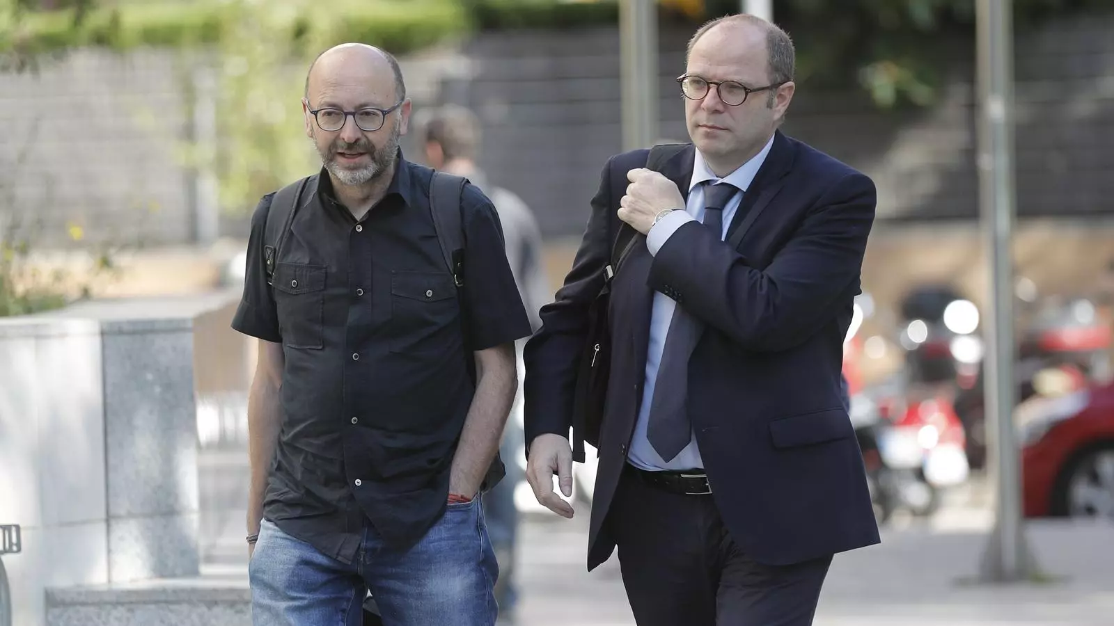 L'empresari Francis Puig (esquerra), junt al seu advocat, Javier Falomir, en el moment de la seva arribada a la Ciutat de la Justícia de València.