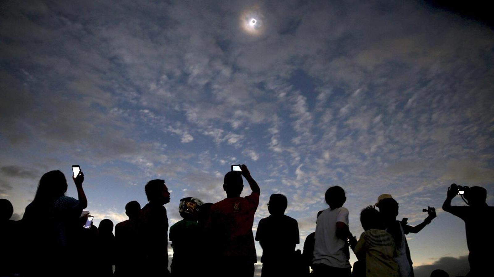 Eclipse solar en la playa en la isla de Ternate, Indonesia.