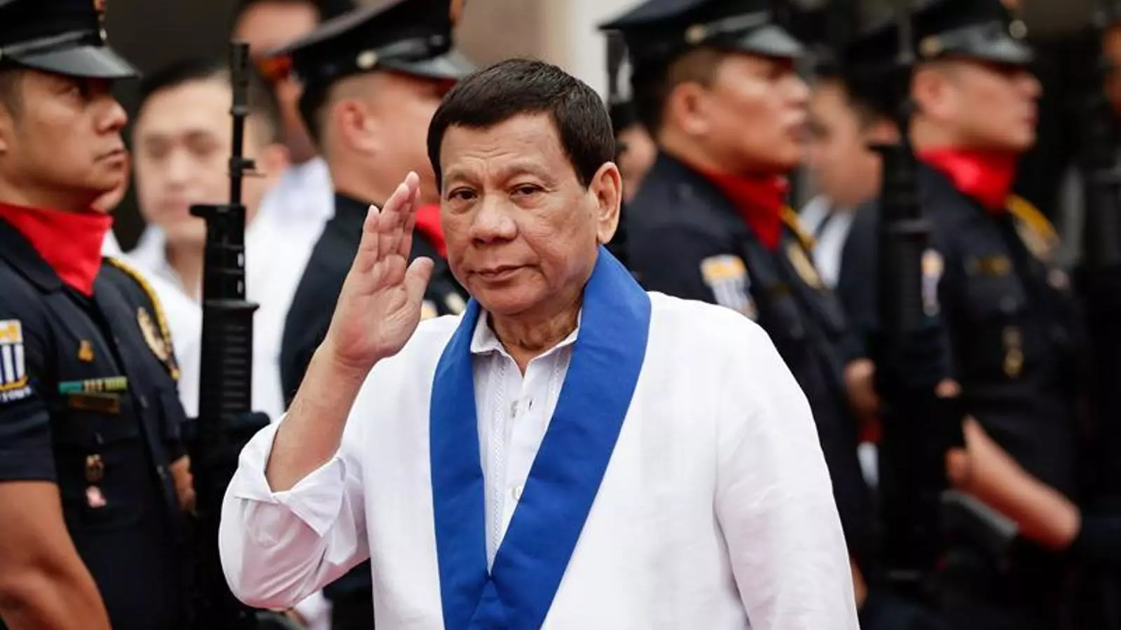 Rodrigo Duterte saludant durant una cerimònia de l'Oficina duanera a Manila