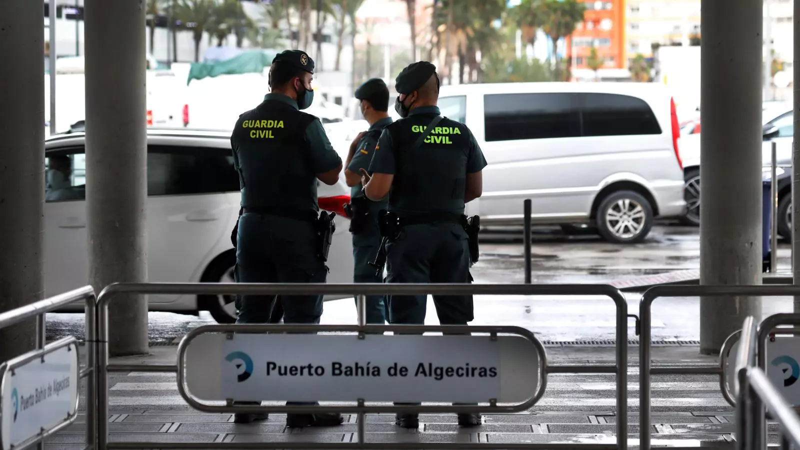 Agents de la Guàrdia Civil vigilen l'entrada a l'estació marítima del port d'Algesires