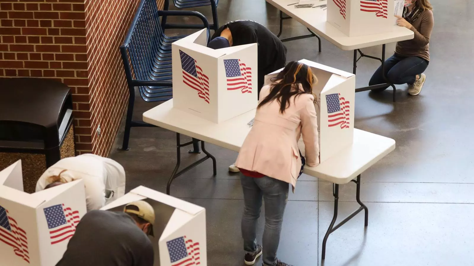 Votants en un col·legi electoral de Des Moines (Iowa), aquest dimarts
