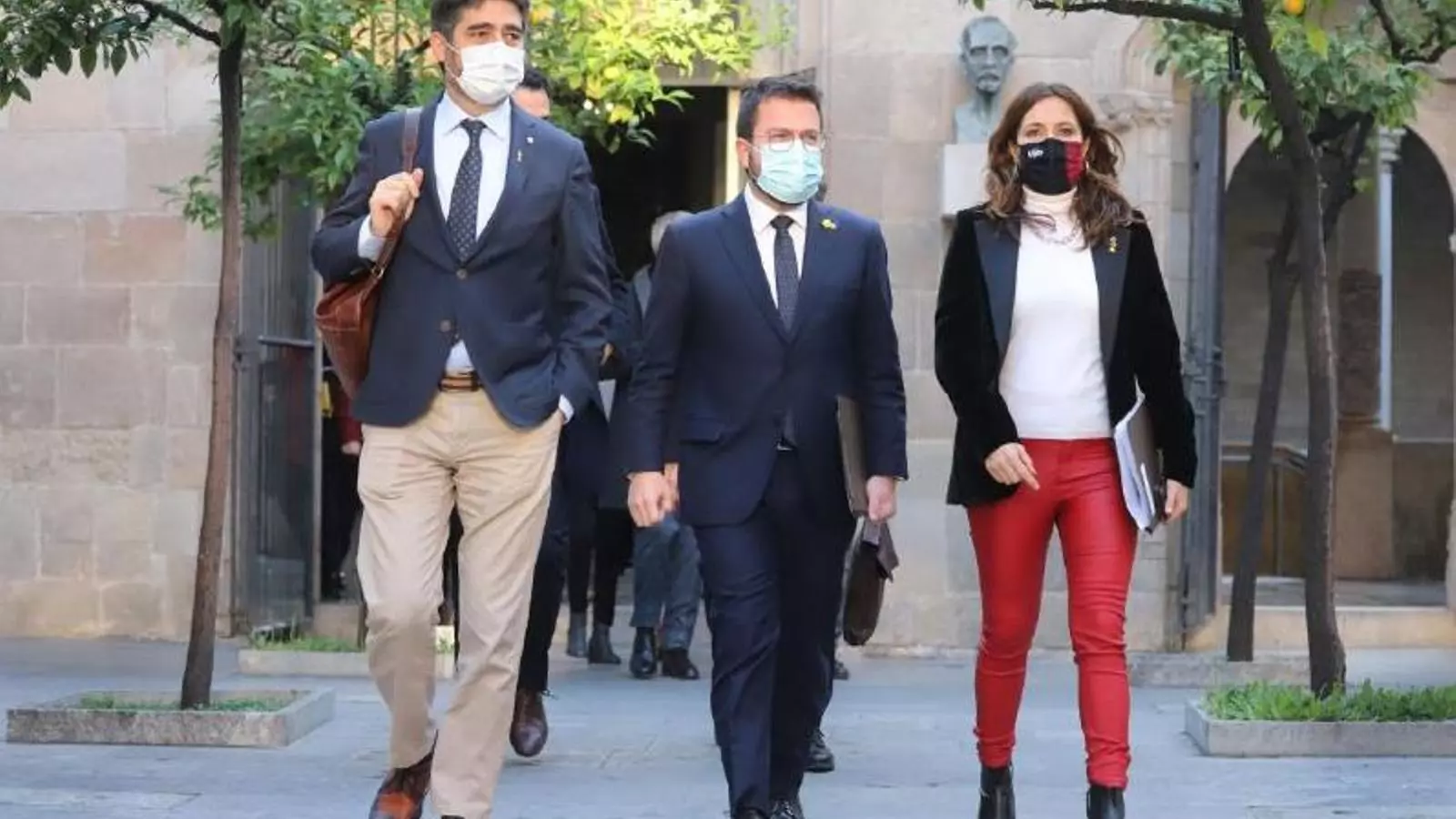 Puigneró, Aragonès i Vilagrà dirigint-se aquest dimarts a la reunió del consell executiu.