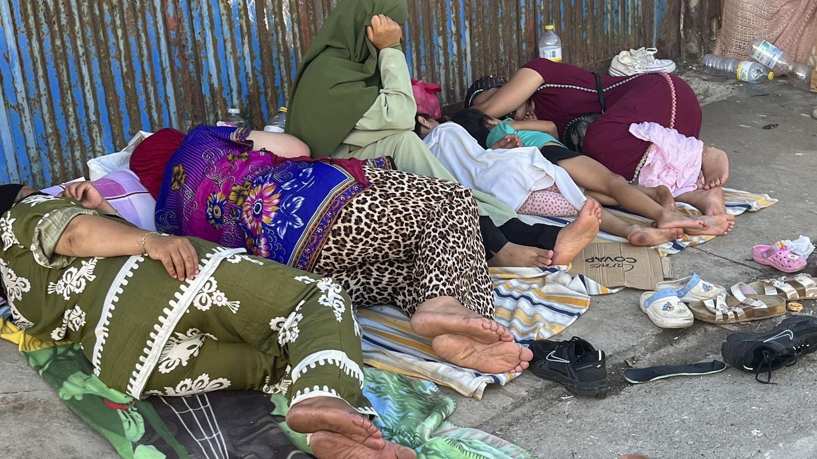 Un grupo de mujeres y menores migrantes en Ceuta.