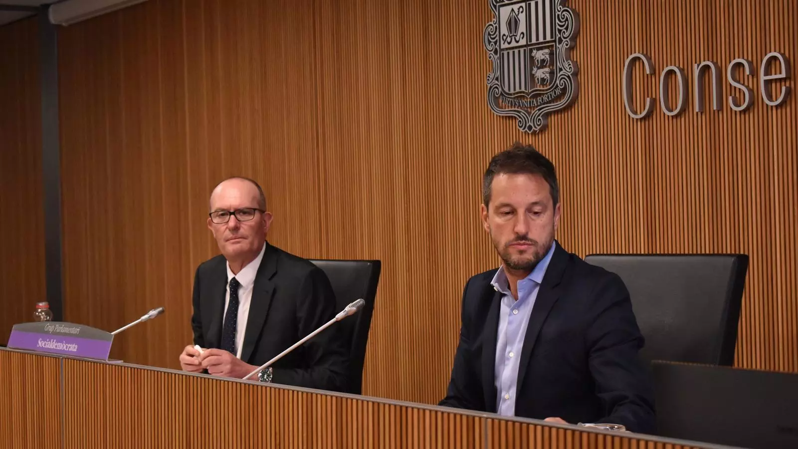 El conseller general i el president del grup parlamentari socialdemòcrata, Joaquim Miró i Pere López, moments abans de la roda de premsa. / M. F.