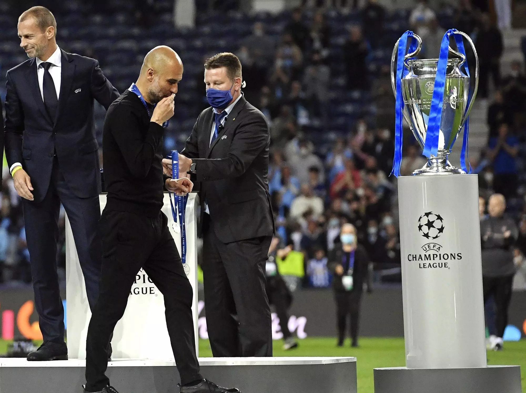 guardiola fa un petó a la medalla de subcampió a la final de Porto