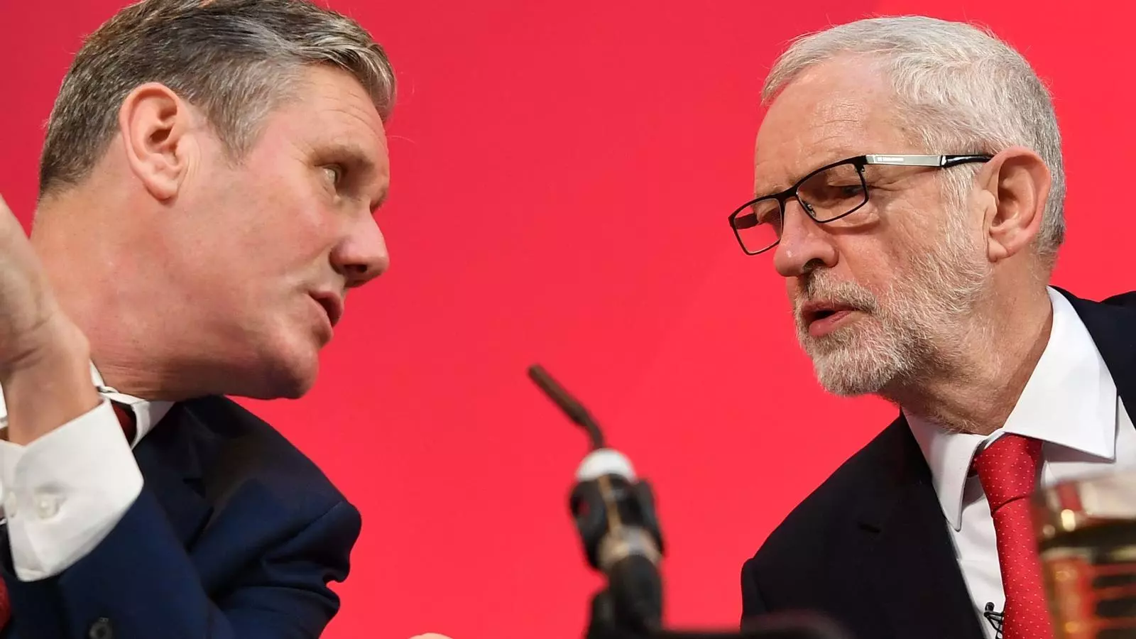 Keir Starmer i Jeremy Corbyn en una imatge de desembre de l'any passat, quan el segon era líder laborista i el primer el ministre del Brexit a l'ombra
