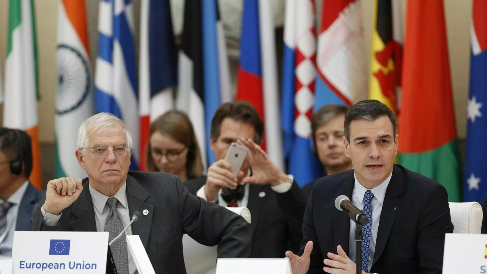 L'alt representant de la UE, Josep Borrell, amb el president espanyol en funcions, Pedro Sánchez.