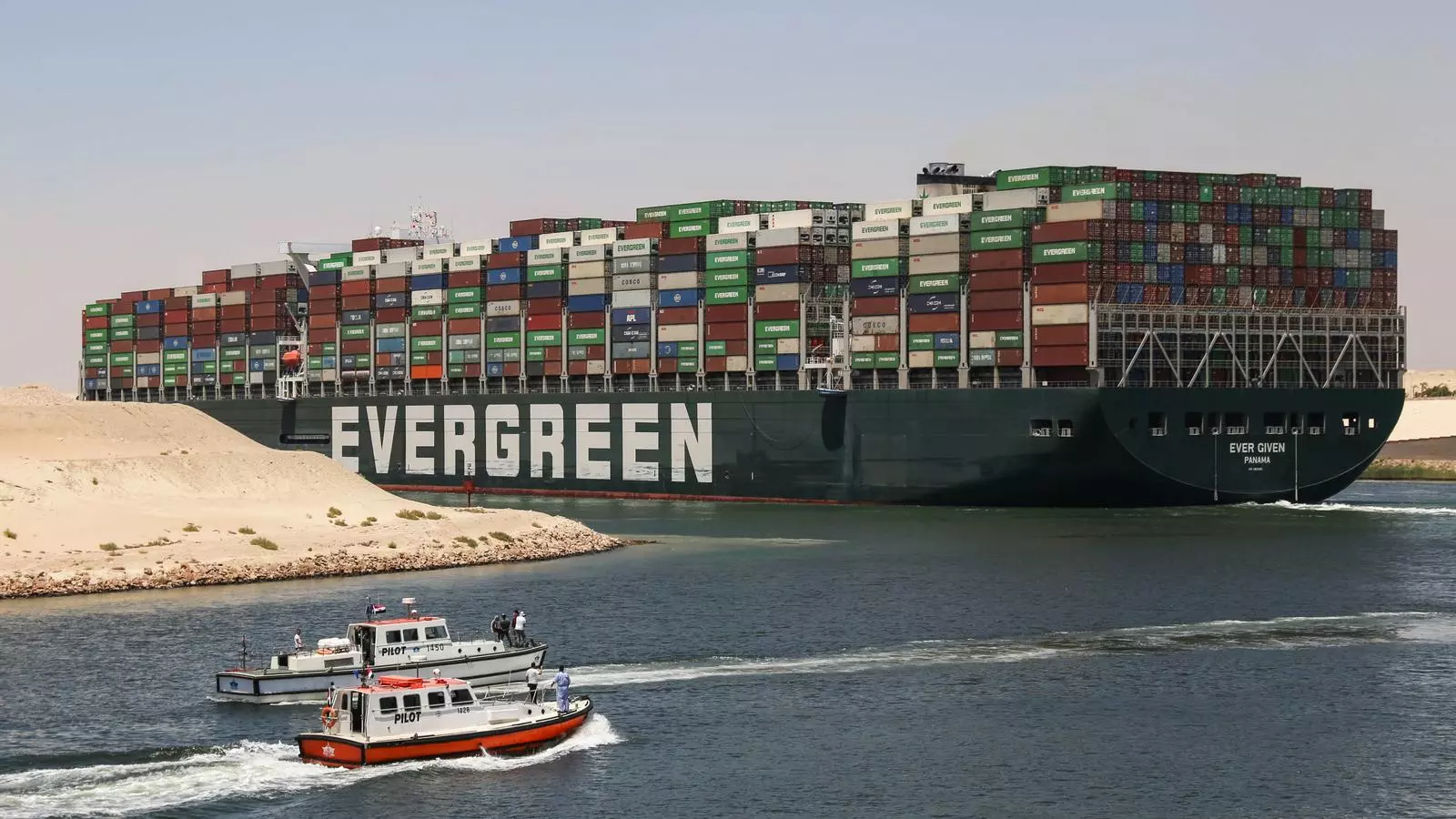Una imatge d'aquest dimecres mostra l''Ever Given' abandonant el canal de Suez.