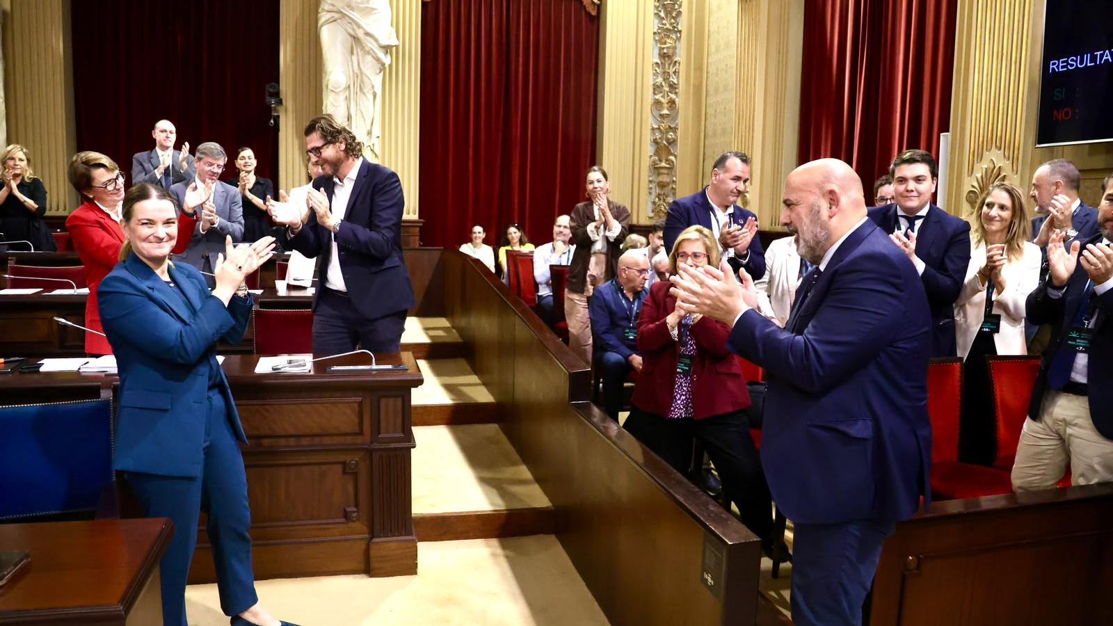 Marga Prohens y el alcalde de Palma, Jaime Martínez, en el Parlamento