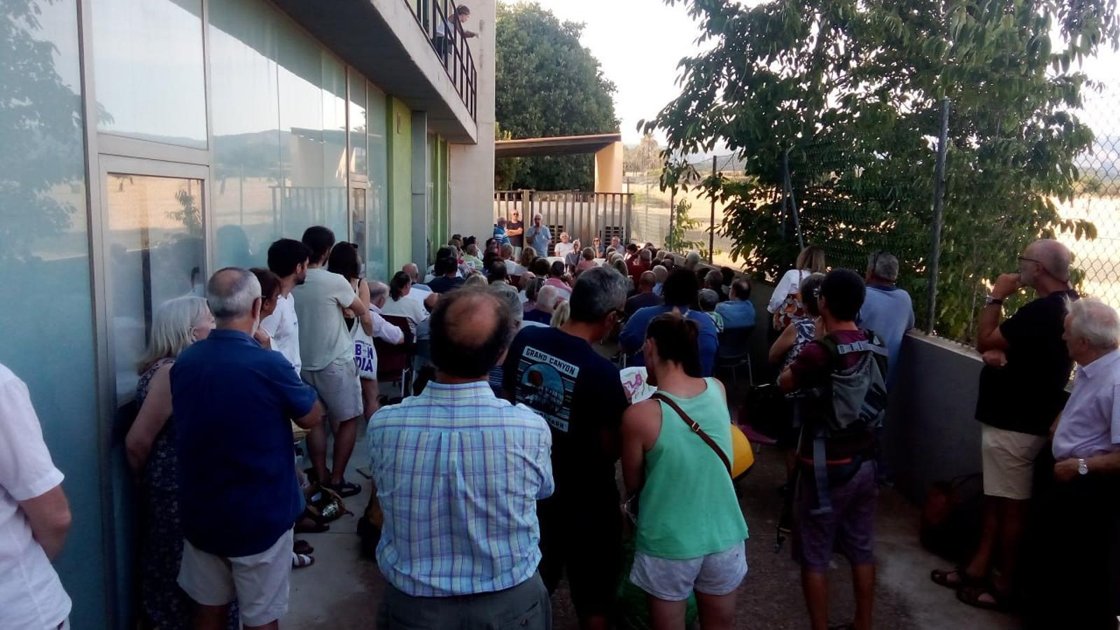 Asamblea de vecinos en el casal de barrio de Establiments