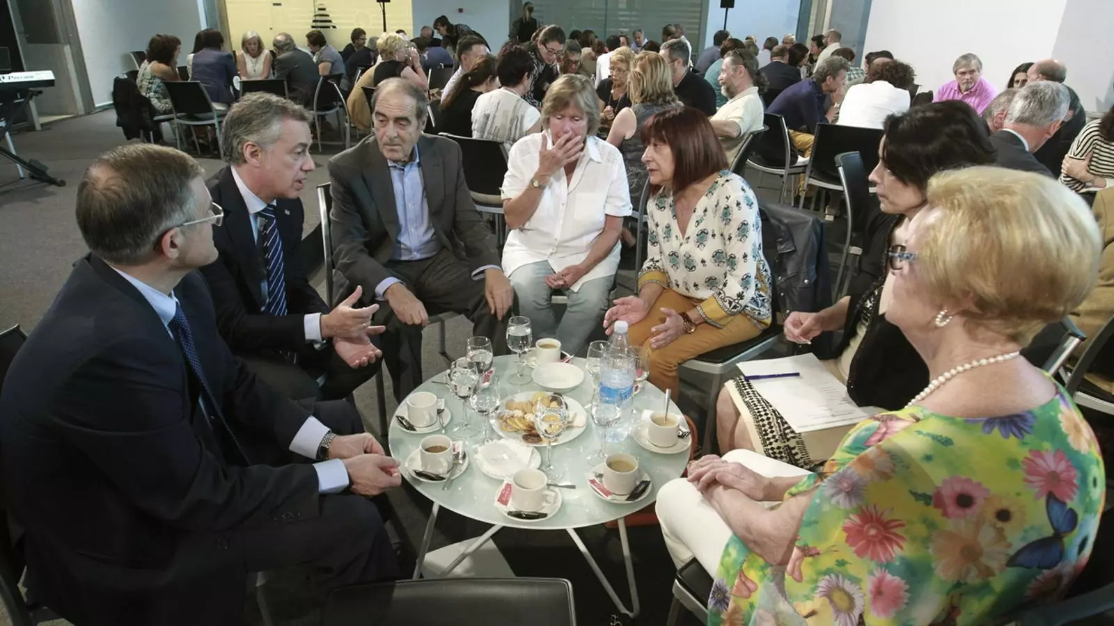 Urkullu, amb representants d'entitats de víctimes del terrorisme, durant les jornades / EFE