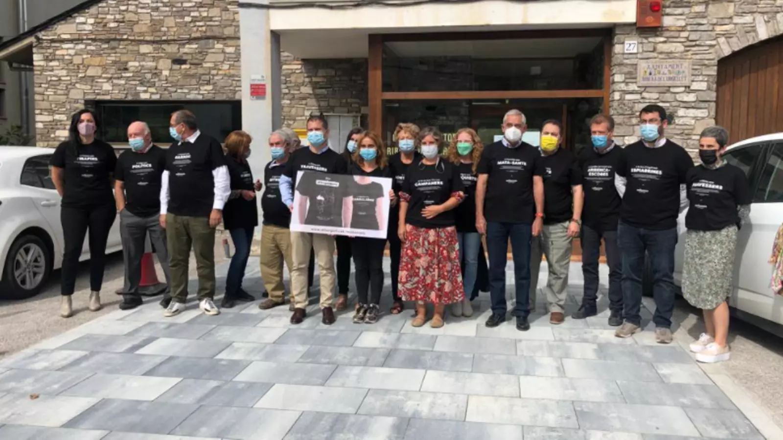 Alcaldes de l'Alt Urgell amb les samarretes de cadascun dels seus pobles.