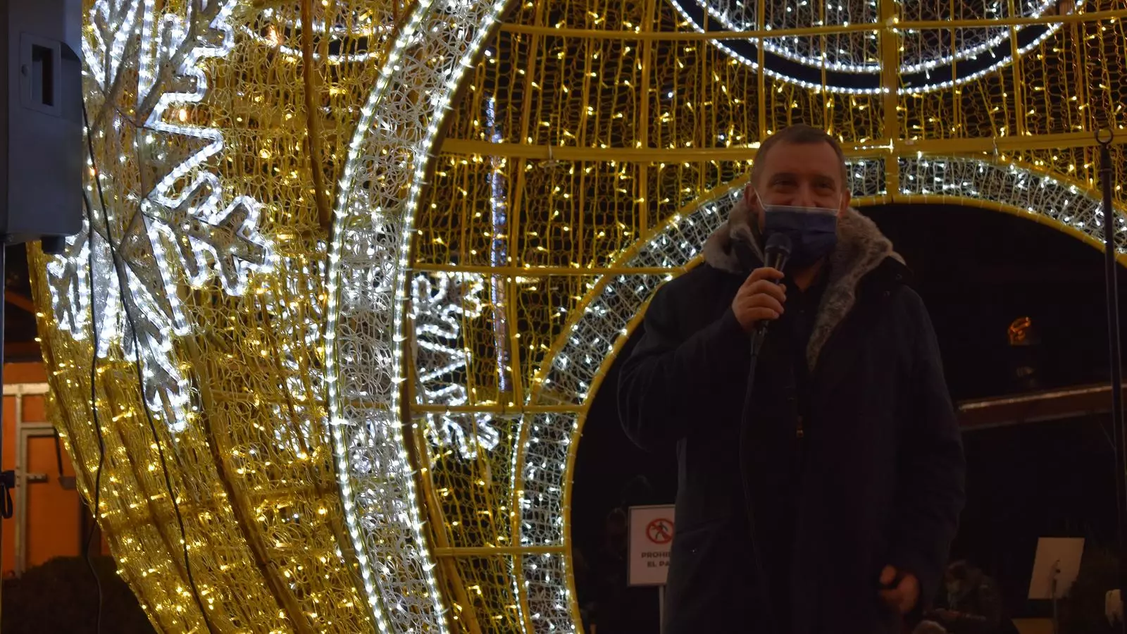 El cònsol major de Sant Julià de Lòria, Josep Majoral, pronunciant el discurs inaugural durant l'encesa de les llums de Nadal d'aquest divendres.
