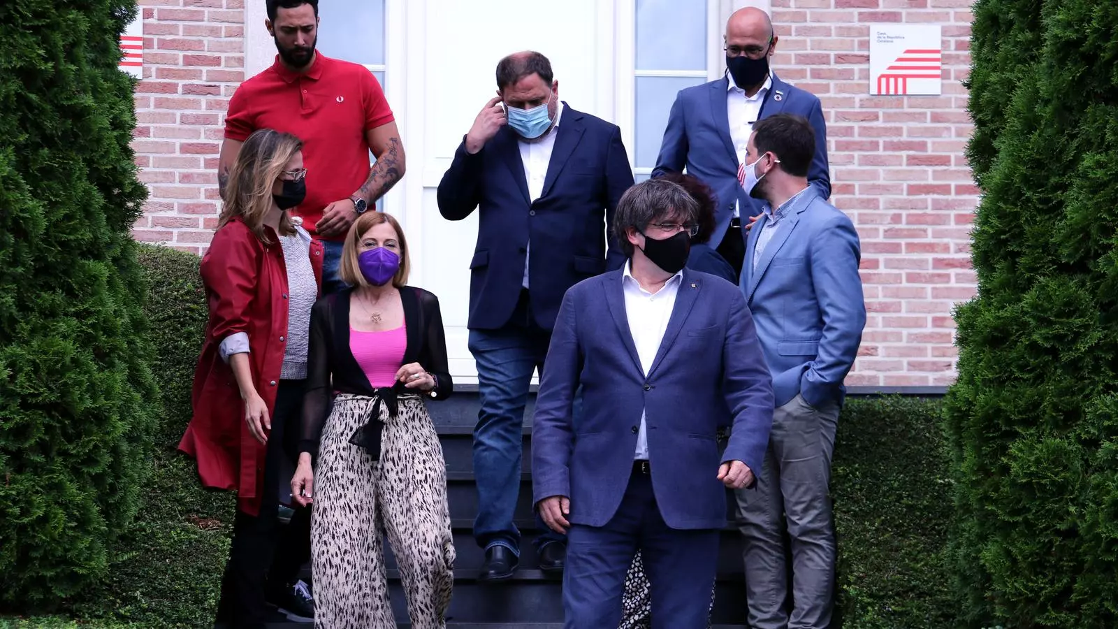 El president Puigdemont, l'exvicepresident i exconsellers d'ERC, i el músic Valtònyc baixant les escales de la Casa de la República, a Waterloo