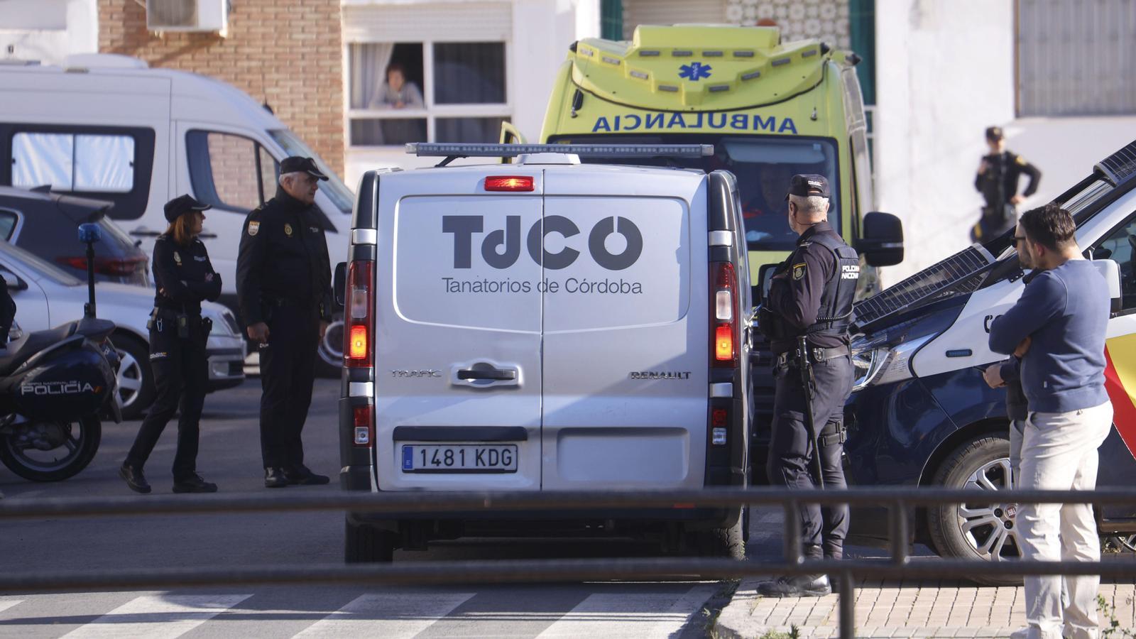 Efectivos de la Policía Nacional y de los servicios de emergencias en el lugar donde un hombre ha apuñalado a una mujer en Córdoba