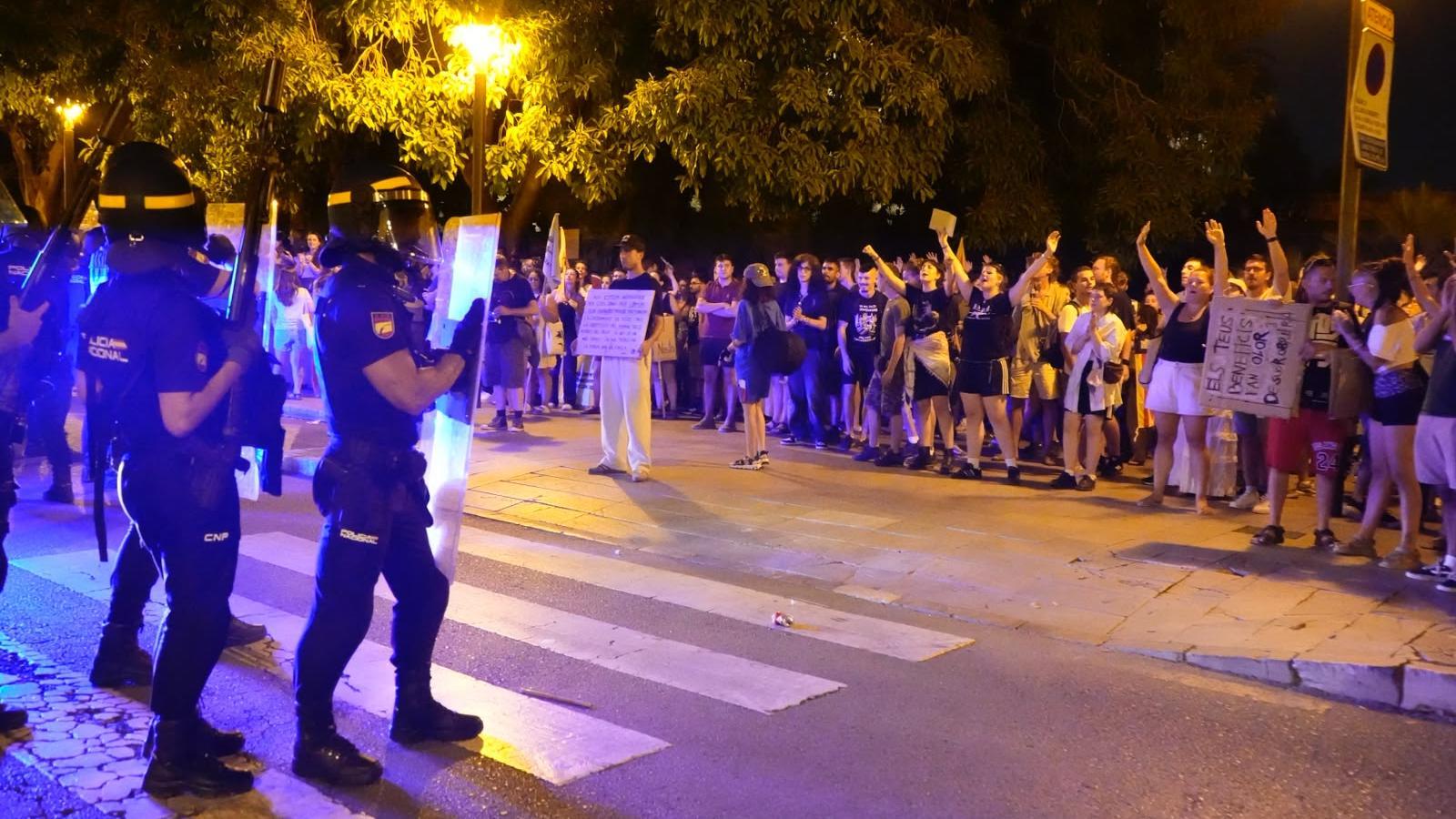 Els agents de la Policia Nacional, davant de manifestants contra la saturació turística a Palma.