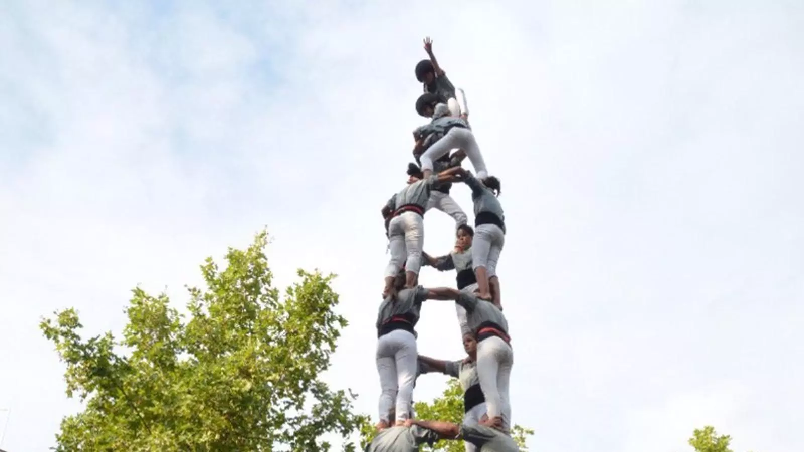 Els Castellers de Sants s'apunten la seva tripleta vilafranquina més matinera