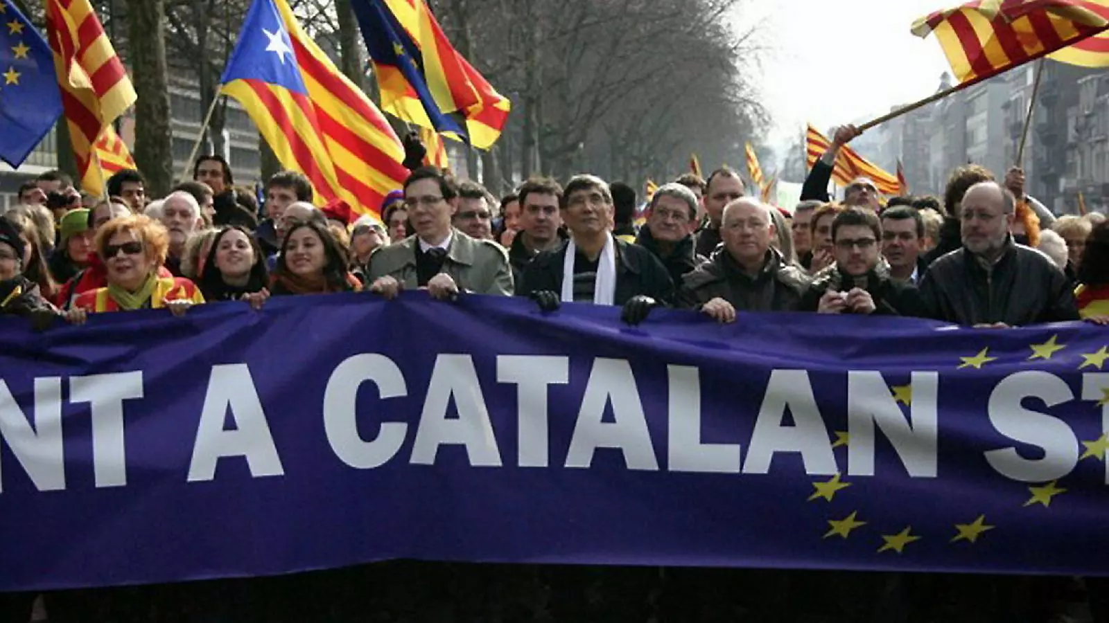 01. Enric Canela al capdavant de la manifestació del 2009. 02. Puigdemont va ser un dels assistents.