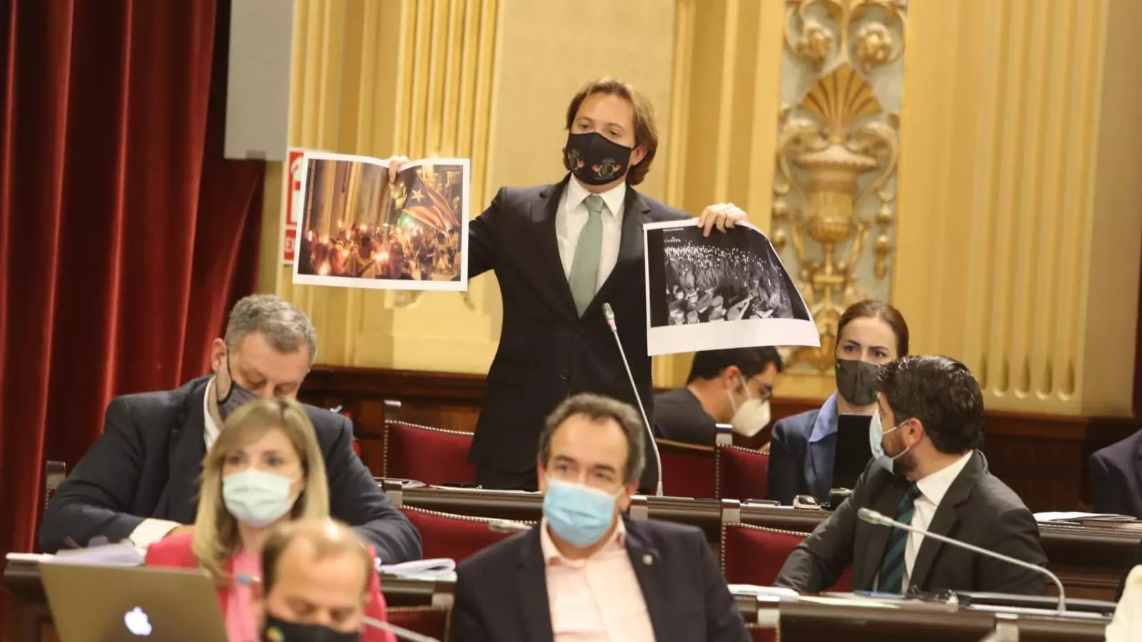 El líder de VOX, Jorge Campos, amb les dues imatges aquest dimarts al Parlament