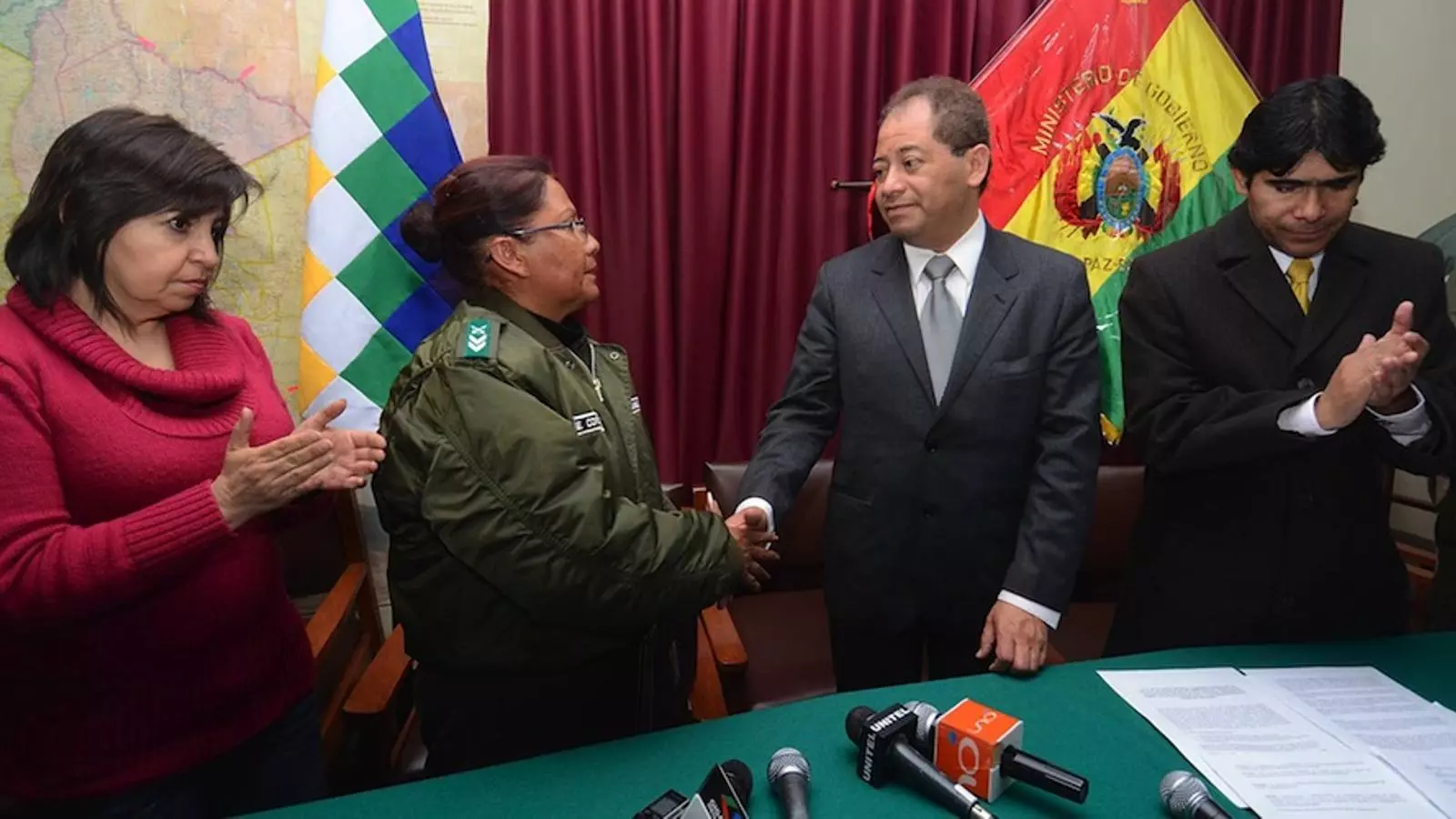 Esther Corzón, suboficial i respresentant dels policies revoltats saluda a diversos membres del govern, després de firmar els acords. EFE