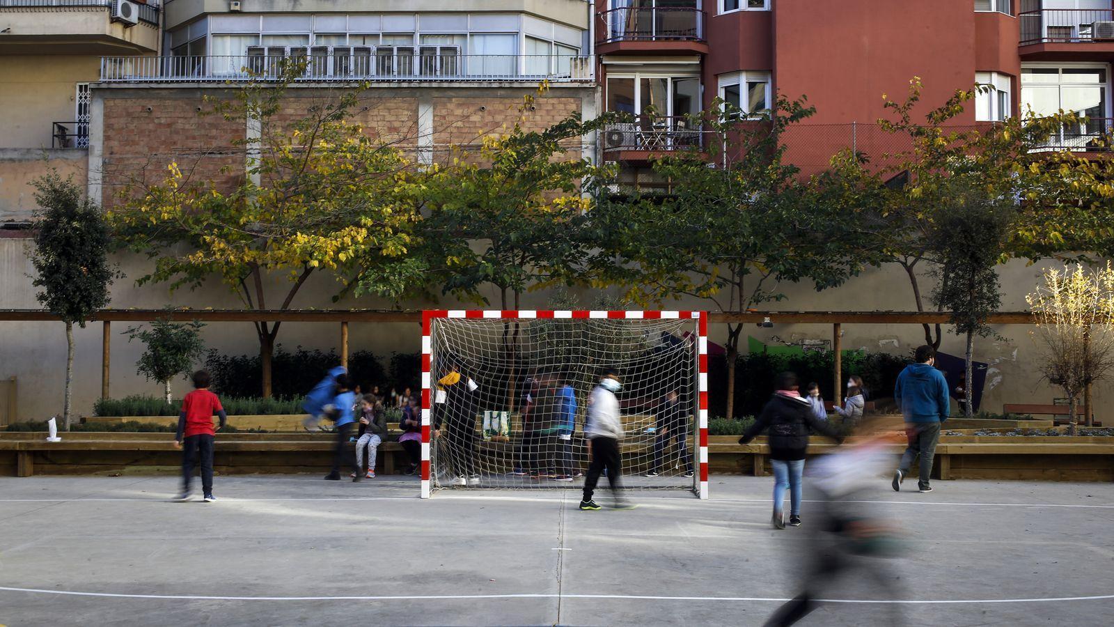 El patio de una escuela de Barcelona en una imagen de archivo