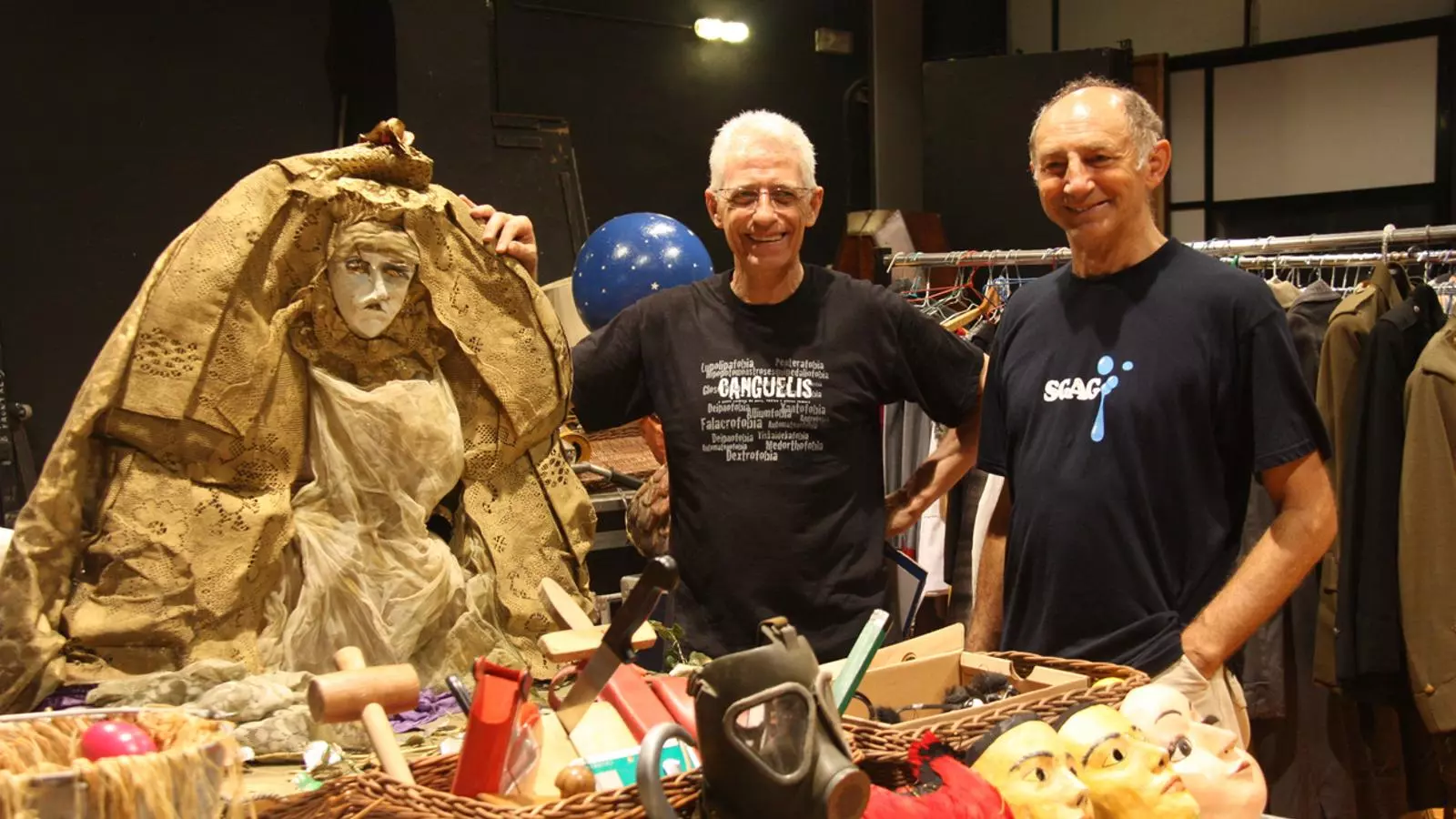 Els directors de la companyia teatral Vol-Ras, Joan Segalés i Joan Fanega, entre el material escenogràfic que estava en venda/ACN MARINA RIERA