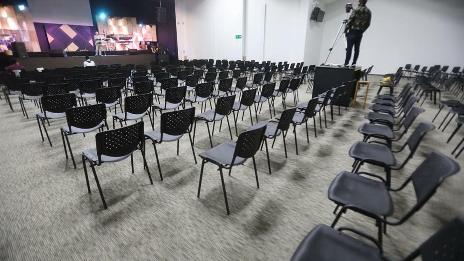 Un predicador evangelista graba su mensaje en una iglesia de Bogotá vacía por el coronavirus