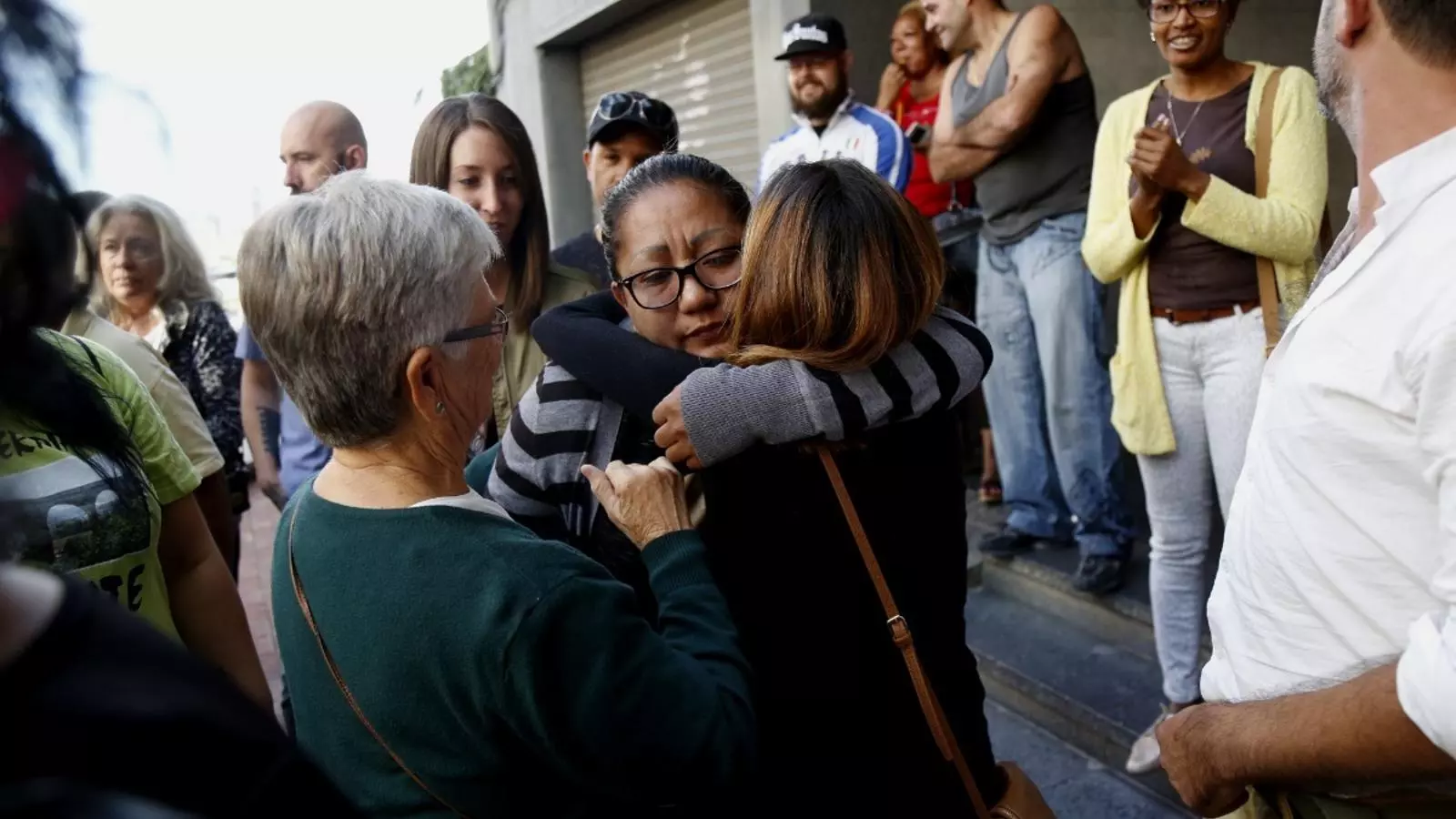 El moment que la família ha aconseguit aturar el desnonament