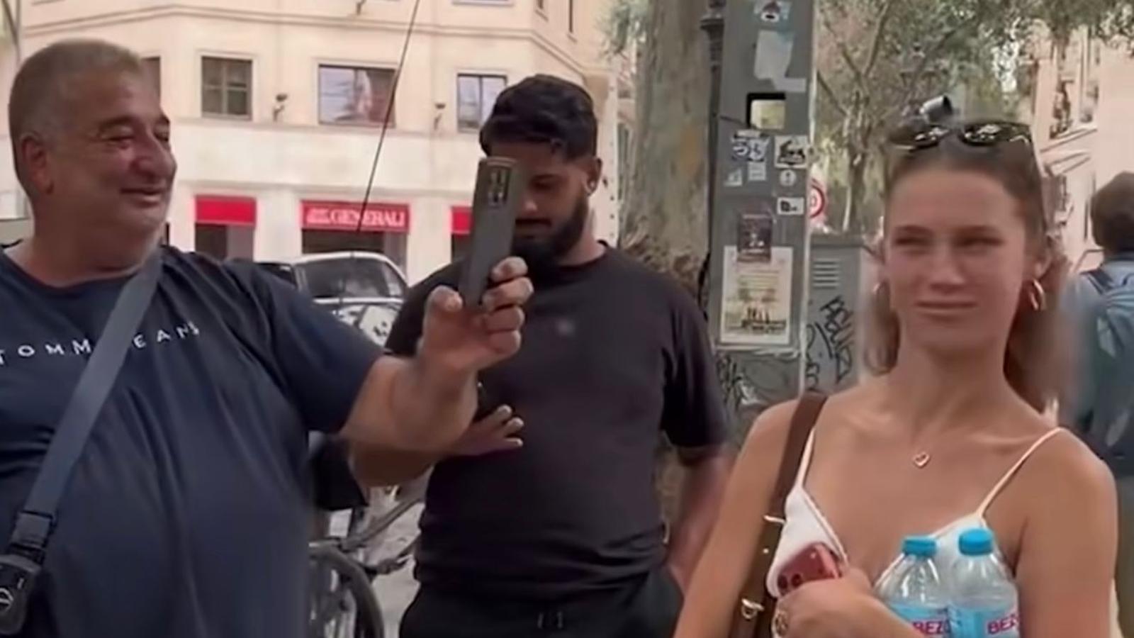 Der Einwohner von Calella und die Touristin in einem Ausschnitt des Videos.