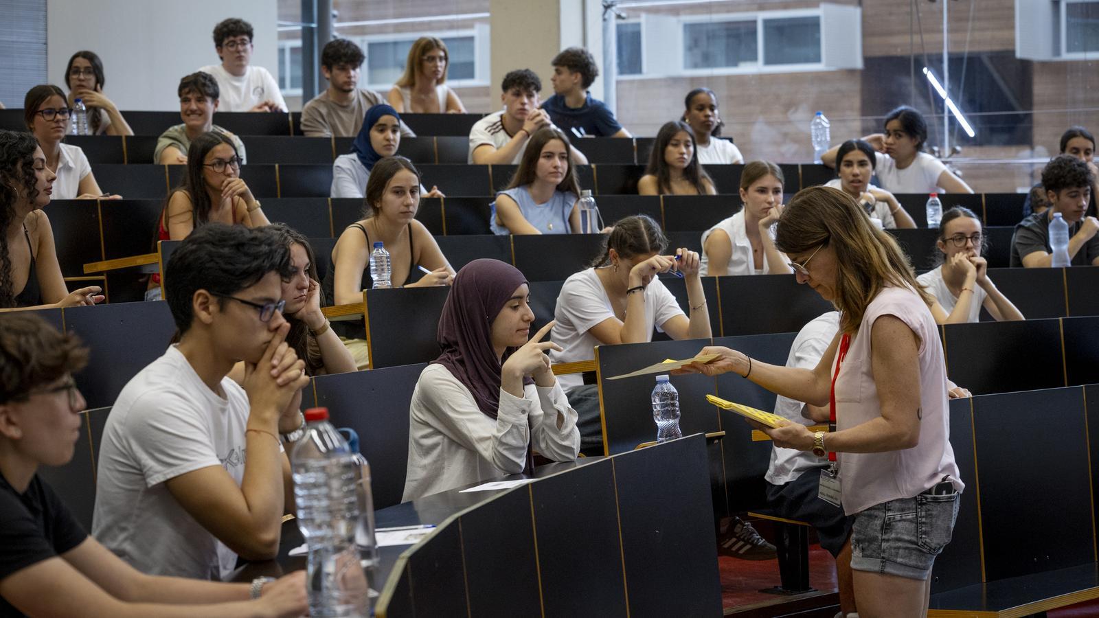 A group of students is taking the university entrance exams (PAU) at the Ciutadella Campus in Barcelona.